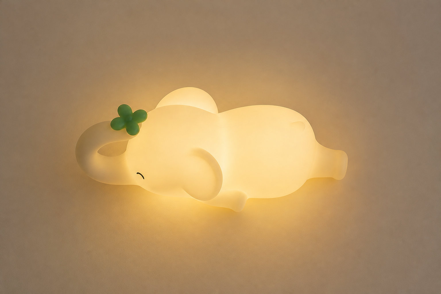 ElephGlow : le petit éléphant en silicone qui rassure au toucher